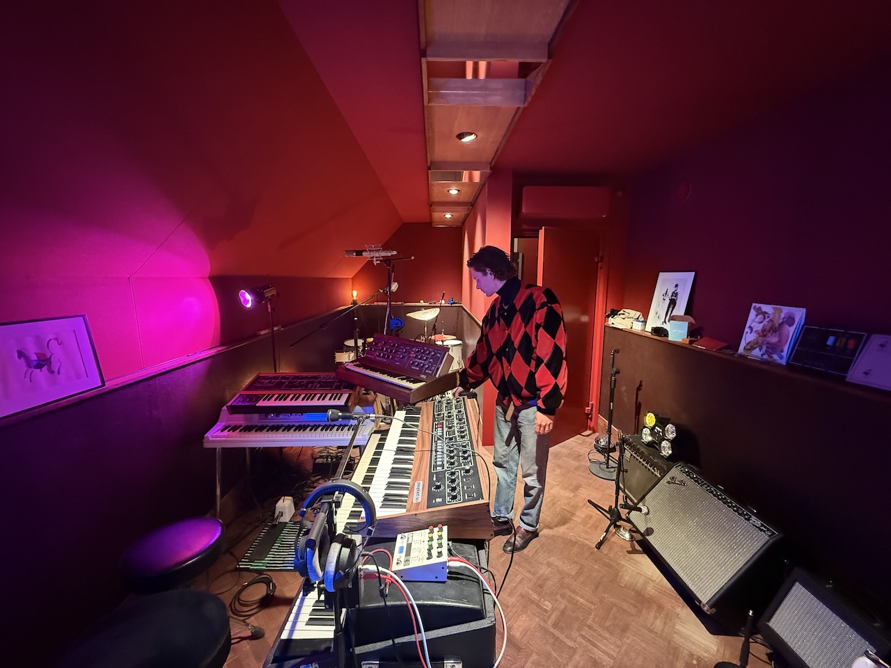Synth studio met akoestische wandpanelen