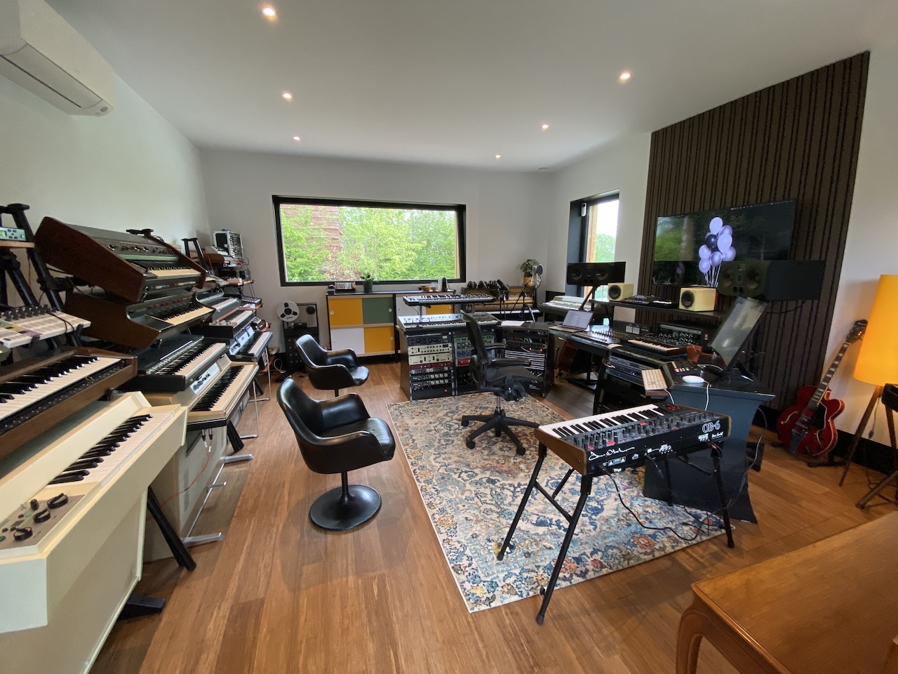 Muziekstudio met vintage keyboards