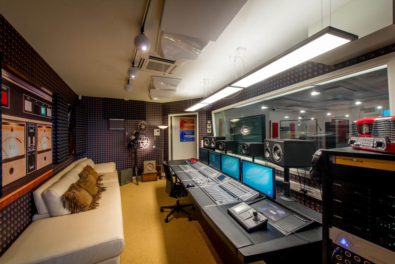 Control room met zicht op opnameruimte