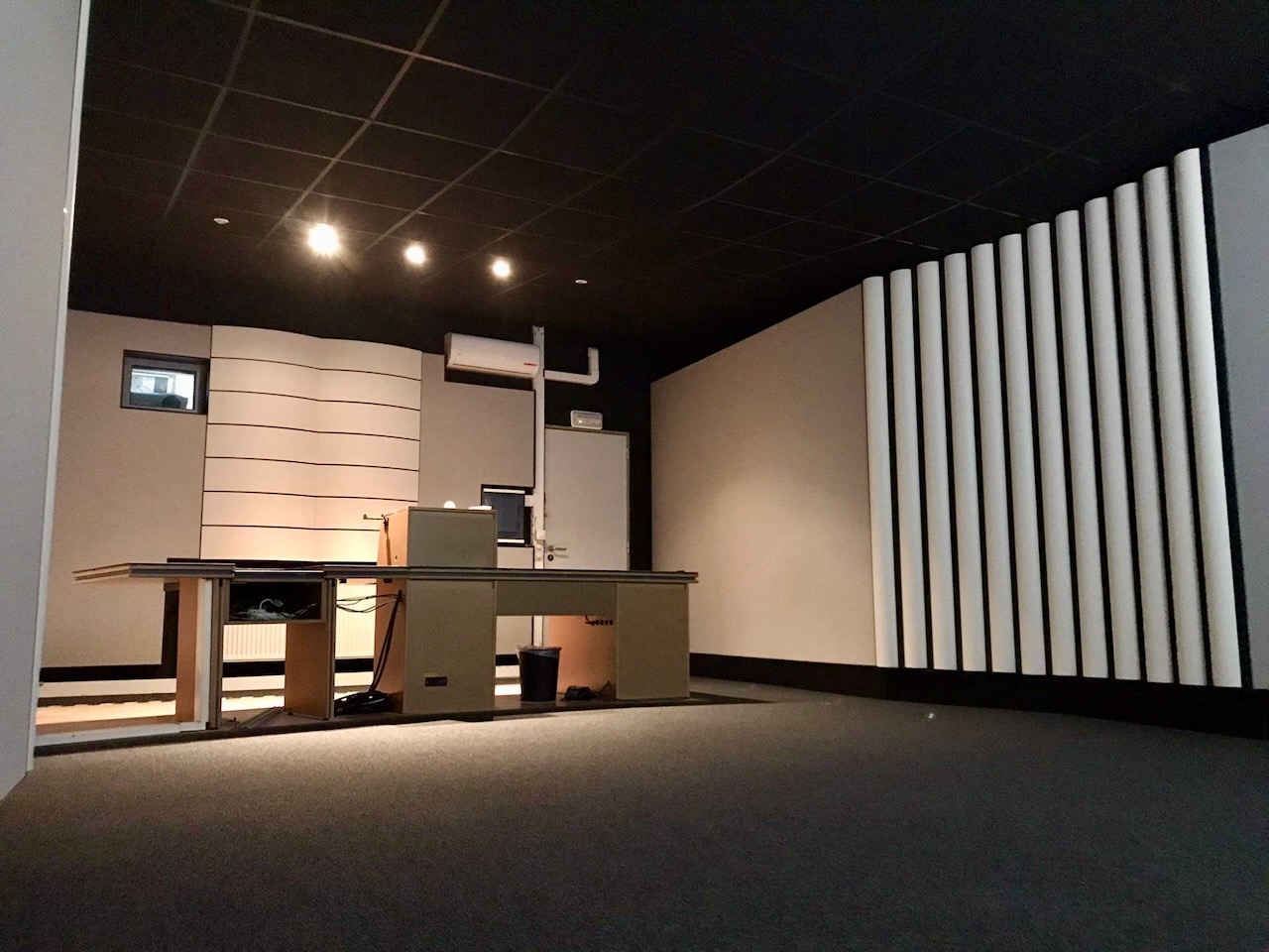 Studio in opbouw met diffusorwand